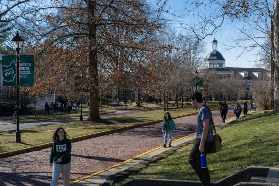  Students walk on OHIO&amp;#039;s Athens Campus 