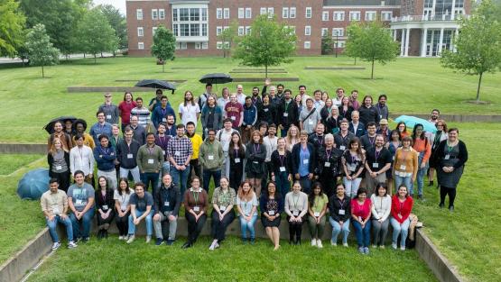  Participants in the Frontiers in Nuclear Astrophysics Meeting stand together for a photo outside on the 俄亥俄大学 campus 