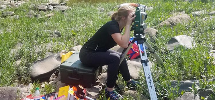Sarah Thurkettle探索古生物学loods on the Greenbriar River, WV.