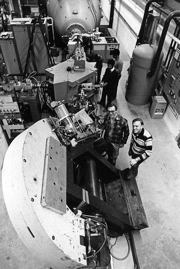 Roger Finlay and Jacobo Rapaport with the swinger in the early 1980s. This photo is from the Ohio University archives.