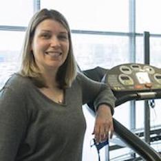 塔拉Legar posing with treadmill