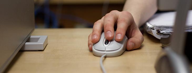 Student using a mouse during an online class
