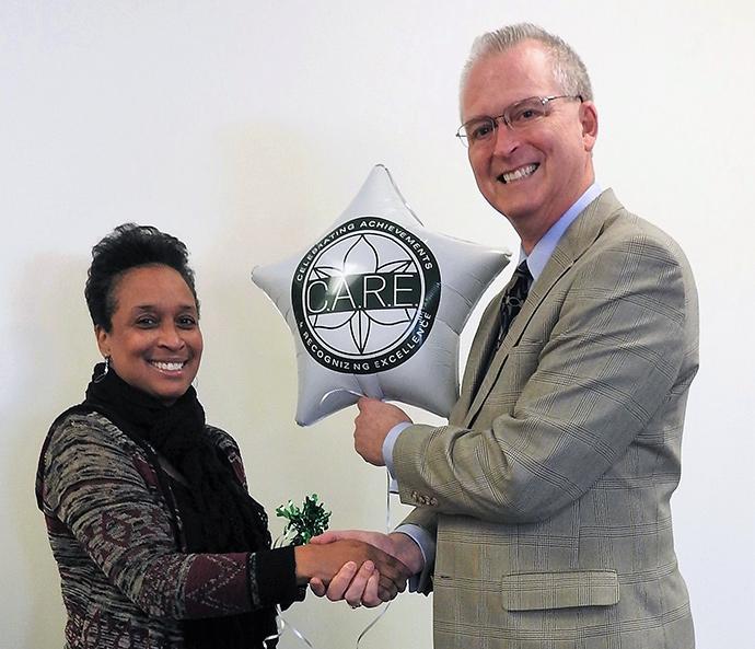 Jodi Fluellen receives award