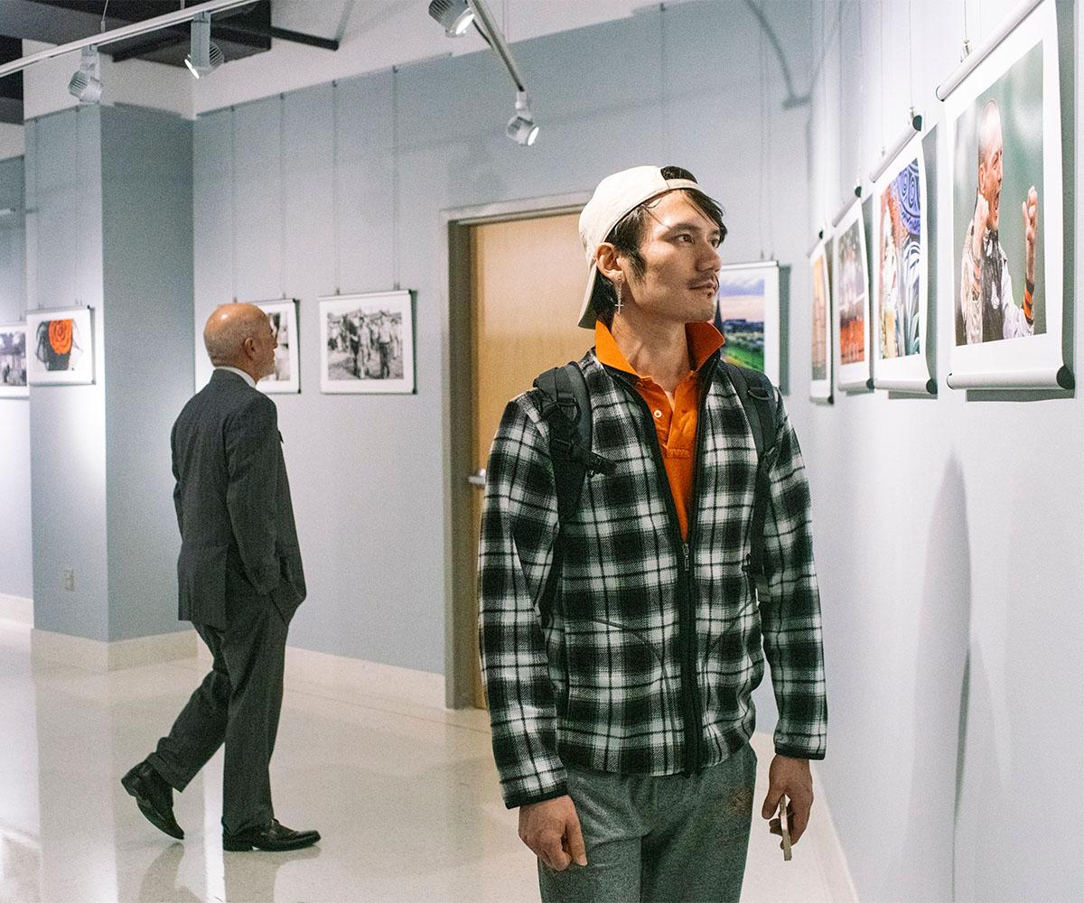 People look at the images in the Viscom Focus Gallery.
