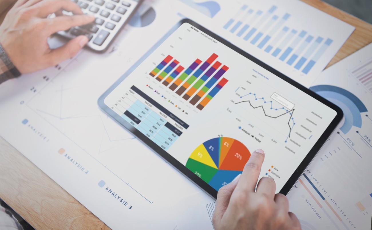 A person viewing and inputing data. Photo by Freepik.