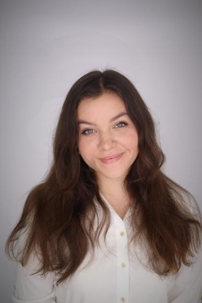 Alli Robertson headshot