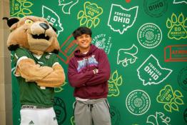 Student posing with Rufus.