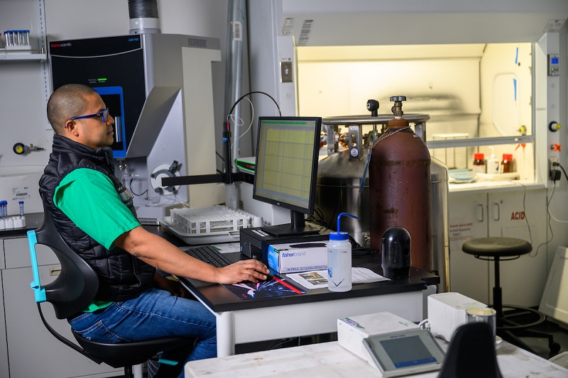 An OHIO student works on a computer in a lab at the 罗斯研究机会中心