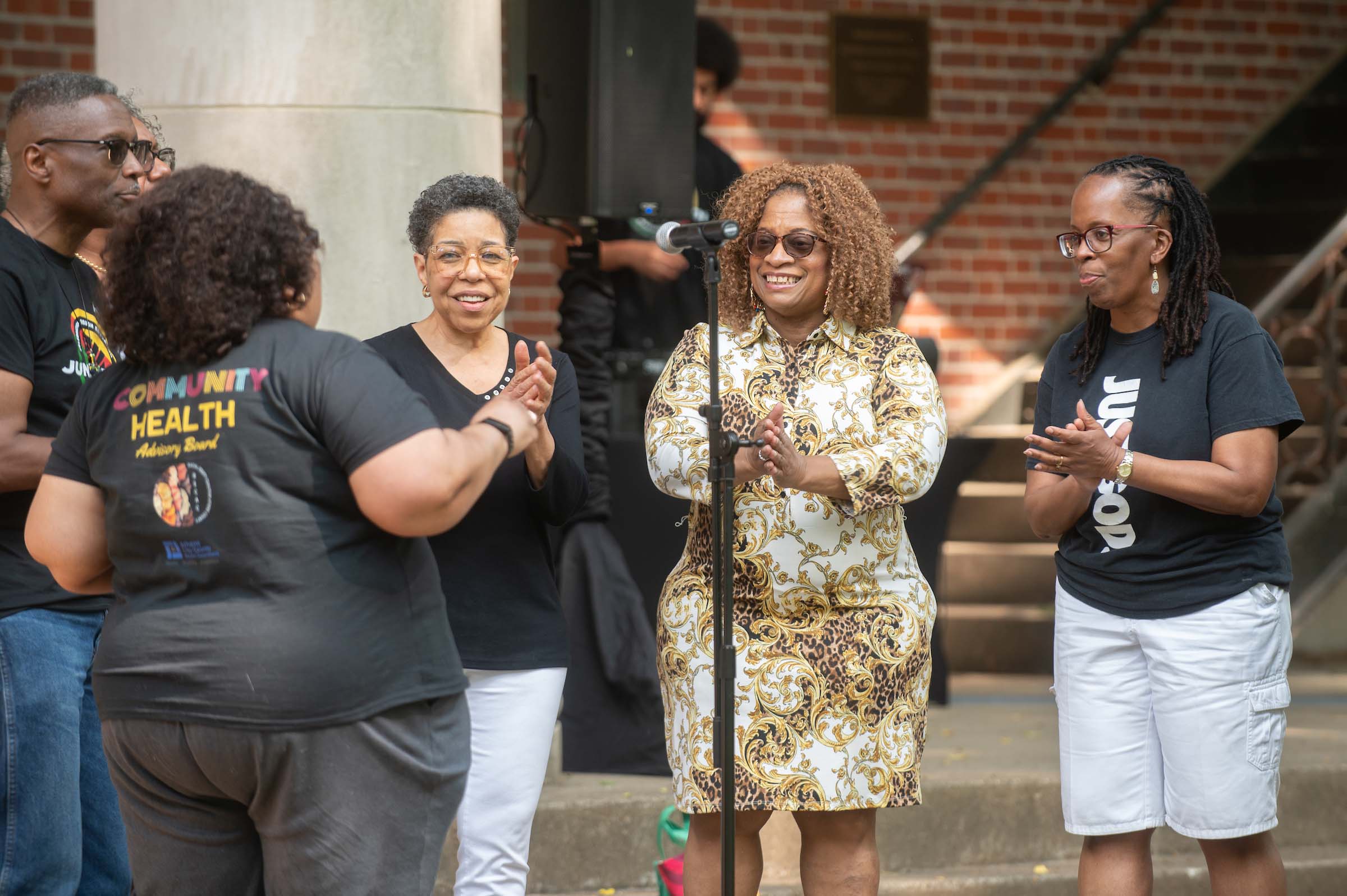 Community members clap and smile during a Juneteenth celebration on College Green at 俄亥俄大学.