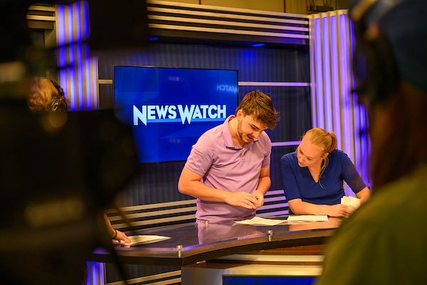 Students collaborate on the set of WOUB's 新闻watch program.