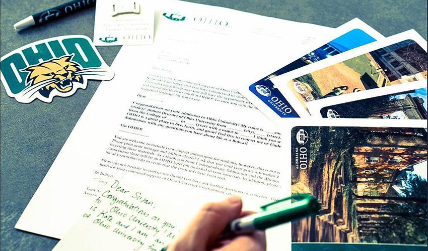Registration for 俄亥俄大学’s Postcard Project and the new Phone Call Project is open to all degree-holding OHIO graduates