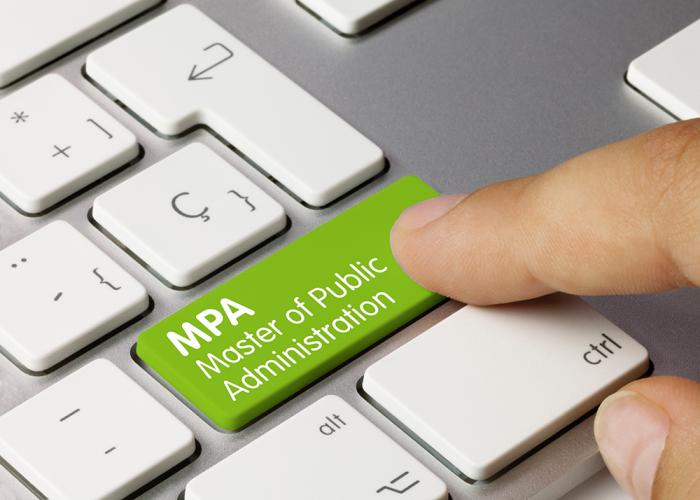 A green button on a keyboard reading "MPA 公共管理硕士"