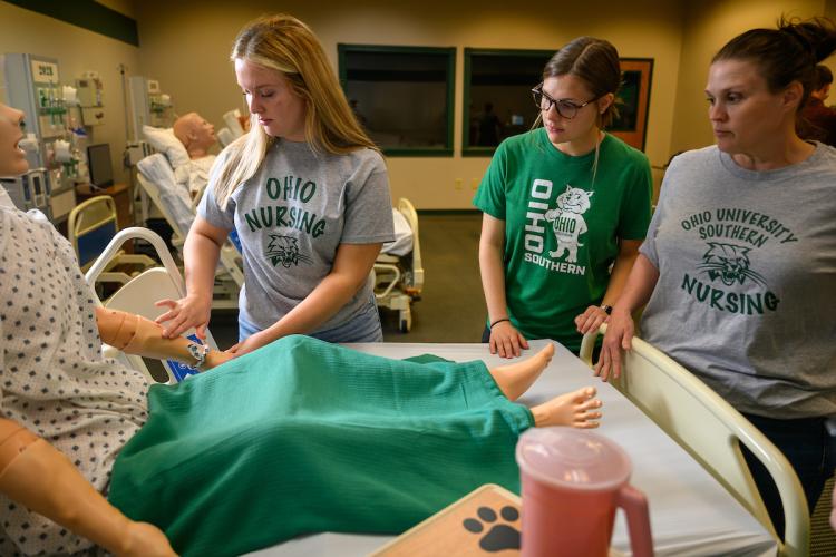 Nursing students at OHIO 南部 learn and hone their craft.