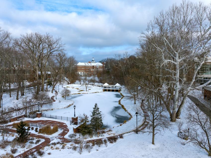 Emeriti Park and OHIO's 雅典 Campus are shown covered in snow