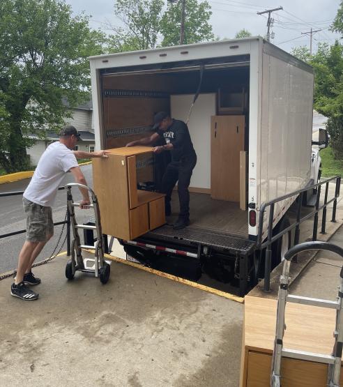 流动及盈余 staff load furniture into a moving truck