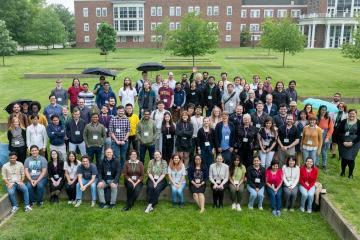 Participants in the Frontiers in Nuclear Astrophysics Meeting stand together for a photo outside on the 俄亥俄大学 campus