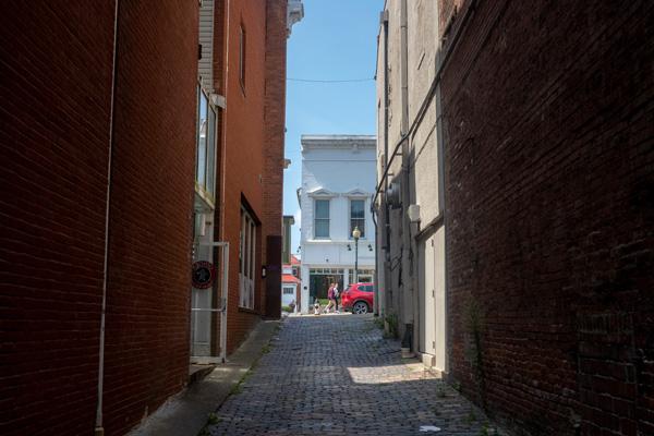 An alley in uptown Athens
